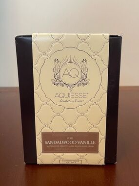 NIB AQUIESSE “SANDALWOOD VANILLE”11 OZ SCENTED SOY WAX CANDLE Vanilla Musk # 025
